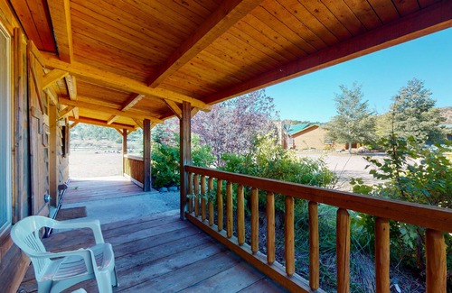 South Fork Cabina | Rustic bunk house surrounded by beauty w/ fully equipped kitchen & free WiFi