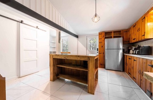 St-Adolphe-d'Howard Casa | Rustic Chic Chalet Spa, Firepit, Near Lake Access