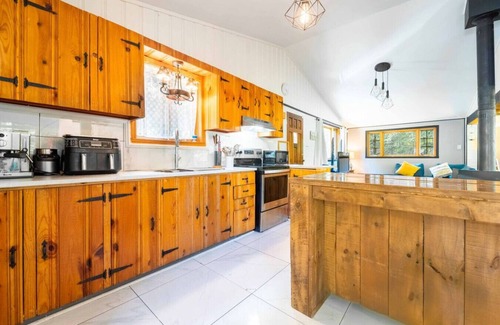 St-Adolphe-d'Howard Casa | Rustic Chic Chalet Spa, Firepit, Near Lake Access