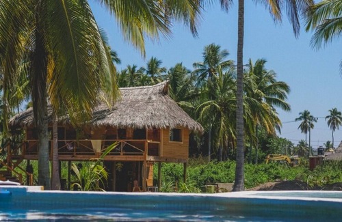 Barra de Navidad Chalet De Esquí | Cabaña rústica con piscina (Primavera)