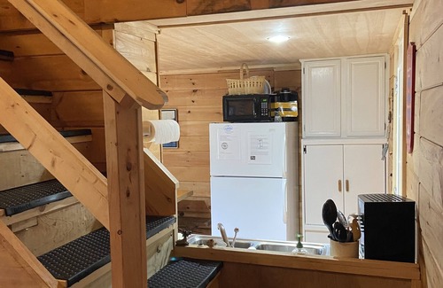 Charlestown Cabina | Log Cabin-Glam Camping