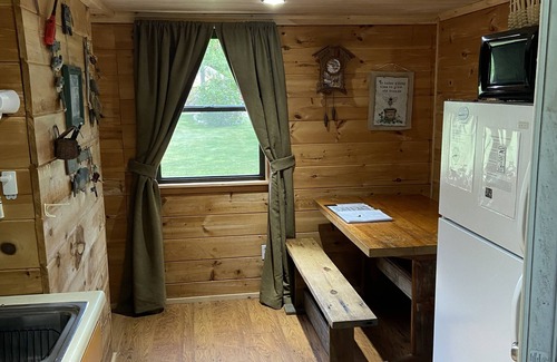 Charlestown Cabina | Log Cabin-Glam Camping