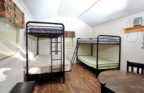 Centre Hall Cabina | Rustic Cabin 72 w/ 4 Beds