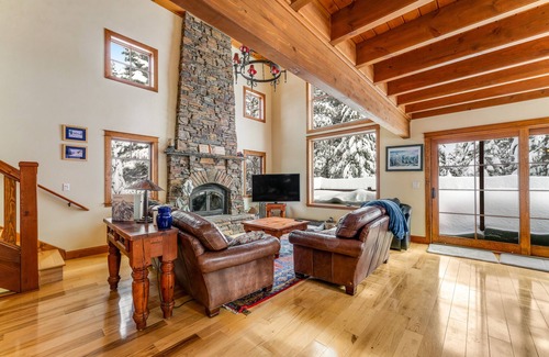 Serene Lakes Cabina | Rustic cabin by the lake & skiing with private sauna & game room - dog-friendly