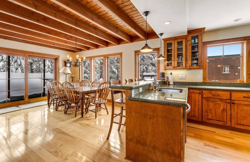 Serene Lakes Cabina | Rustic cabin by the lake & skiing with private sauna & game room - dog-friendly