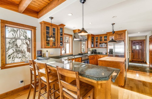 Serene Lakes Cabina | Rustic cabin by the lake & skiing with private sauna & game room - dog-friendly