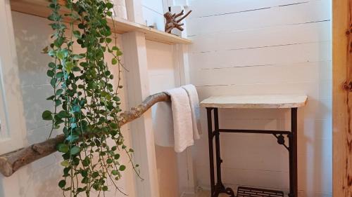 Kfar Hoshen Chalet De Esquí | Rustic Cabin in the Galilee with Pastoral Views