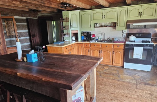 Dobson Cabina | Rustic Cabin on Homestead Farm