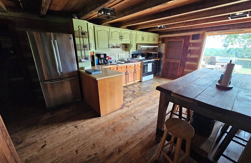 Dobson Cabina | Rustic Cabin on Homestead Farm