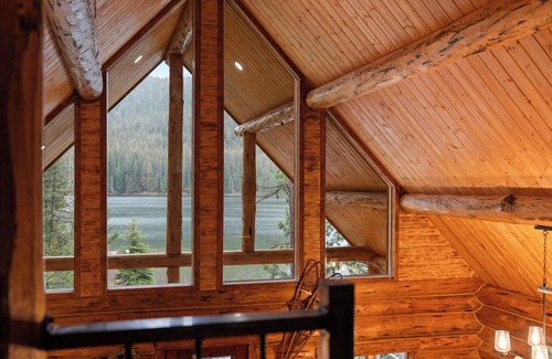 Columbia Falls Cabina | Rustic Cabin on Spoon Lake with Stunning Views