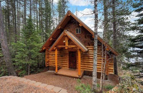 Columbia Falls Cabina | Rustic Cabin on Spoon Lake with Stunning Views