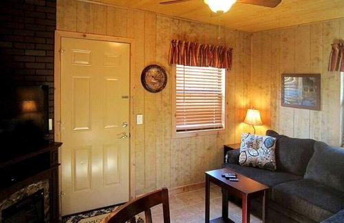 Inverness Casa | Rustic Cabin Perfect for a Romantic Getaway in Inverness, Florida