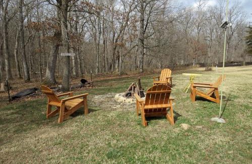 Miramiguoa Park Casa | Rustic Cabin Rental with a Wood-Burning Stove near Meramec State Park, Missouri
