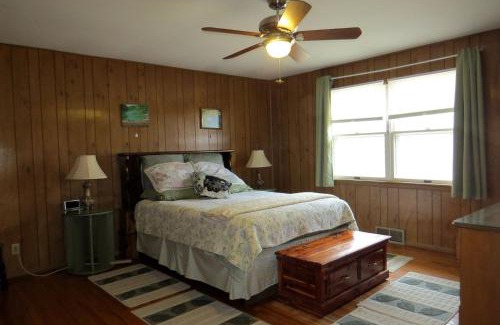 Miramiguoa Park Casa | Rustic Cabin Rental with a Wood-Burning Stove near Meramec State Park, Missouri