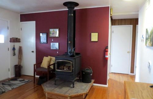 Miramiguoa Park Casa | Rustic Cabin Rental with a Wood-Burning Stove near Meramec State Park, Missouri