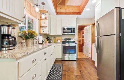 Sugar Pine Cabina | Rustic Cabin Retreat | 7 Miles to Yosemite | King Beds