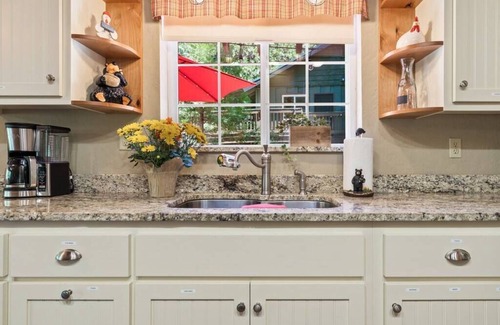 Sugar Pine Cabina | Rustic Cabin Retreat | 7 Miles to Yosemite | King Beds