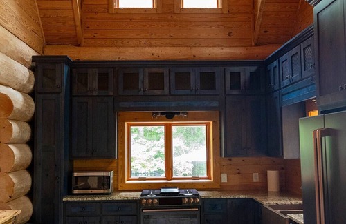 Dahlonega Cabina | Rustic cabin sitting on acres of pastures nestled in the mountains of North GA