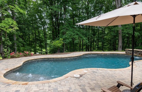 Dahlonega Cabina | Rustic cabin sitting on acres of pastures nestled in the mountains of North GA