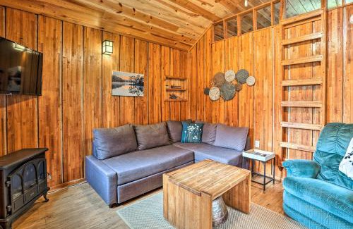 Broken Bow Casa | Rustic Cabin with Hot Tub Near Broken Bow Lake!
