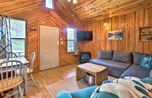 Broken Bow Casa | Rustic Cabin with Hot Tub Near Broken Bow Lake!