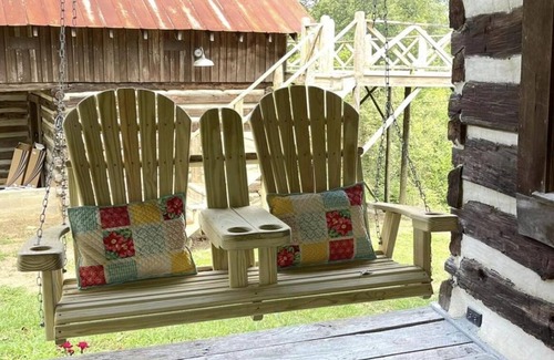 Fackler Cabina | Rustic cabin with modern amenities overlooking Lake Guntersville.