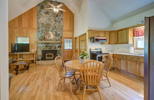 Elizabethton Casa | Cabaña rústica con una vista en una granja de cien acres