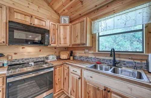 Fredericksburg Cabina | Rustic Cabin With Firepit and Grill - 10 Mins to Main St