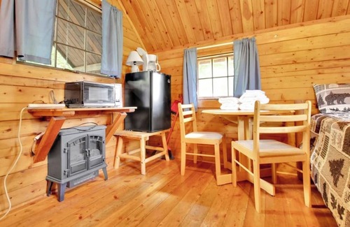 Bloomington Cabina | Rustic Cabin with Views in Bloomington