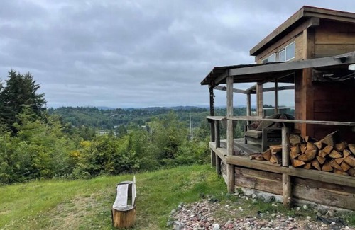 Bunker Hill Cabina | Rustic Cabin Wrap-around View