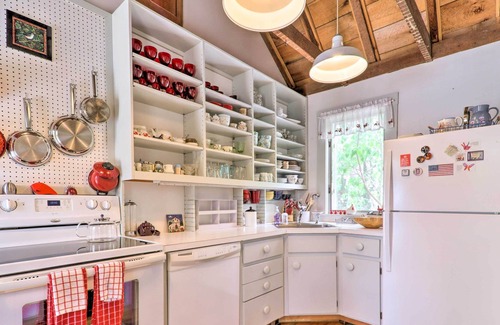 Pocasset Apartamento | Rustic Cape Cod Apt - 2 Blocks to the Beach!