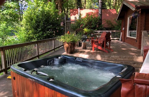 Gold Bar Cabina | Cabaña rústica de cedro en el río debajo de Mt Index con jacuzzi íntimo