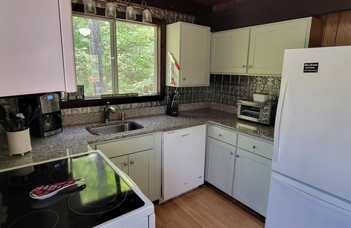 Eidelweiss Village Chalet De Esquí | Rustic Chalet pet friendly and close to all NH has to offer.