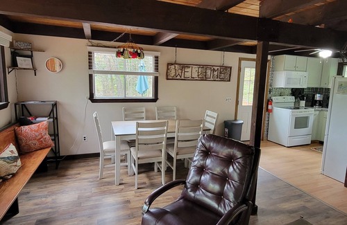Eidelweiss Village Chalet De Esquí | Rustic Chalet pet friendly and close to all NH has to offer.