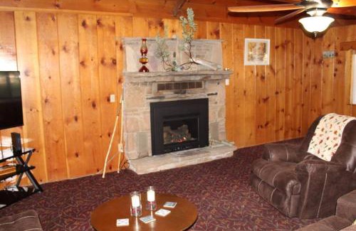 Oakhurst Casa | Rustic Chapparal Cabin at Bass Lake Heights
