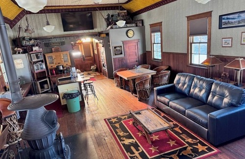 Maple Creek Cabina | Rustic Charm and acres of elbow room: Ghostown Blues Lodge Near Cypress Hills!