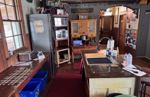 Maple Creek Cabina | Rustic Charm and acres of elbow room: Ghostown Blues Lodge Near Cypress Hills!