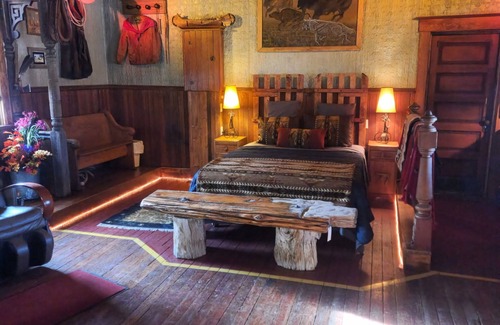 Maple Creek Cabina | Rustic Charm and acres of elbow room: Ghostown Blues Lodge Near Cypress Hills!