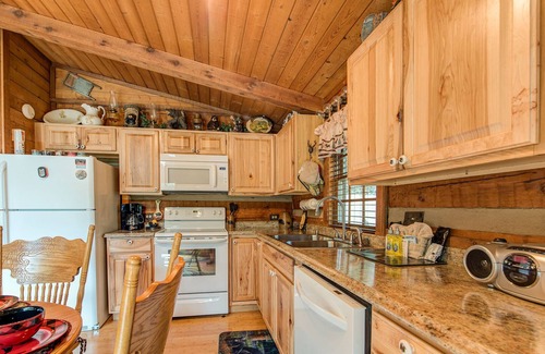 Gatlinburg - Pigeon Forge Cabina | Rustic Charm by Jackson Mountain Rentals