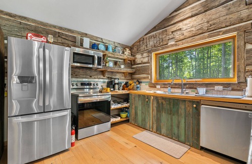 Fish Creek Cabina | Rustic charm in a newly constructed Log Cabin! Best of both worlds!