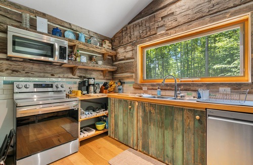 Fish Creek Cabina | Rustic charm in a newly constructed Log Cabin! Best of both worlds!