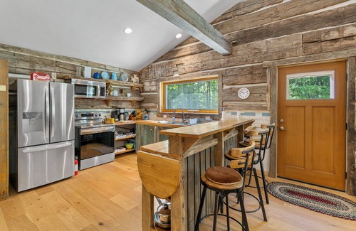 Fish Creek Cabina | Rustic charm in a newly constructed Log Cabin! Best of both worlds!
