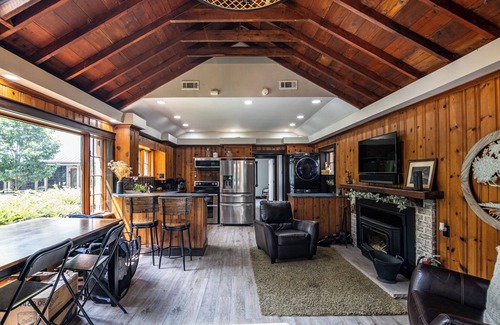 Dola Cabina | Rustic charm meets modern comfort in this hidden woodland cabin getaway