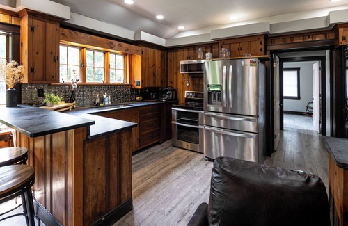 Dola Cabina | Rustic charm meets modern comfort in this hidden woodland cabin getaway