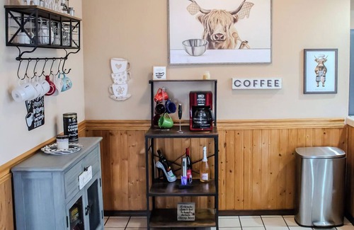 La Luz Del Sol Casa | Rustic Charm near Trails & Brews - Pet Friendly enclosed Yard