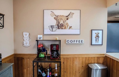La Luz Del Sol Casa | Rustic Charm near Trails & Brews - Pet Friendly enclosed Yard