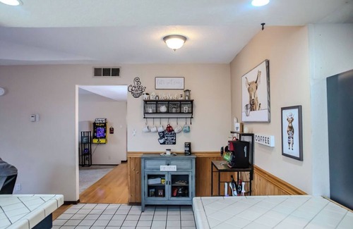 La Luz Del Sol Casa | Rustic Charm near Trails & Brews - Pet Friendly enclosed Yard