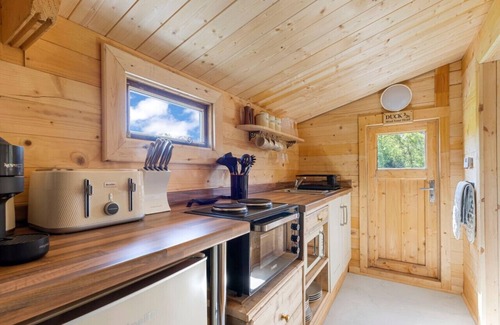 Ford Cabina | Rustic Charm - New Lake Cabin Retreat with Hot Tub