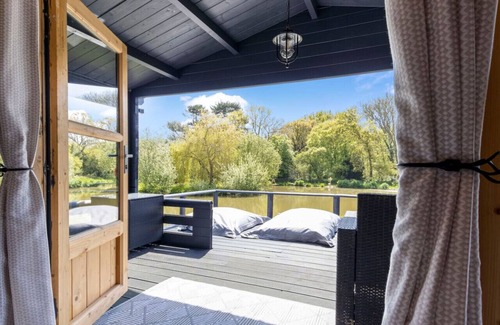 Ford Cabina | Rustic Charm - New Lake Cabin Retreat with Hot Tub