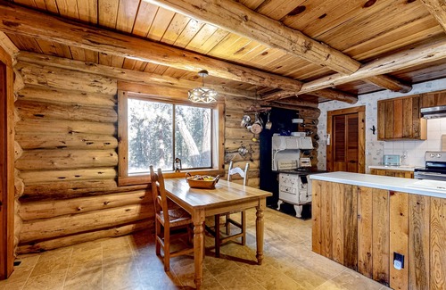 La Pine Cabina | Rustic Charm: Spacious log cabin, close to outdoor adventures, cozy vibes
